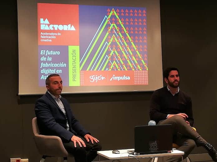 Óscar Cosido, fundador de UPIntelligence, y Rubén Hidalgo, director de Gijón Impulsa, en la presentación de La Factoría.