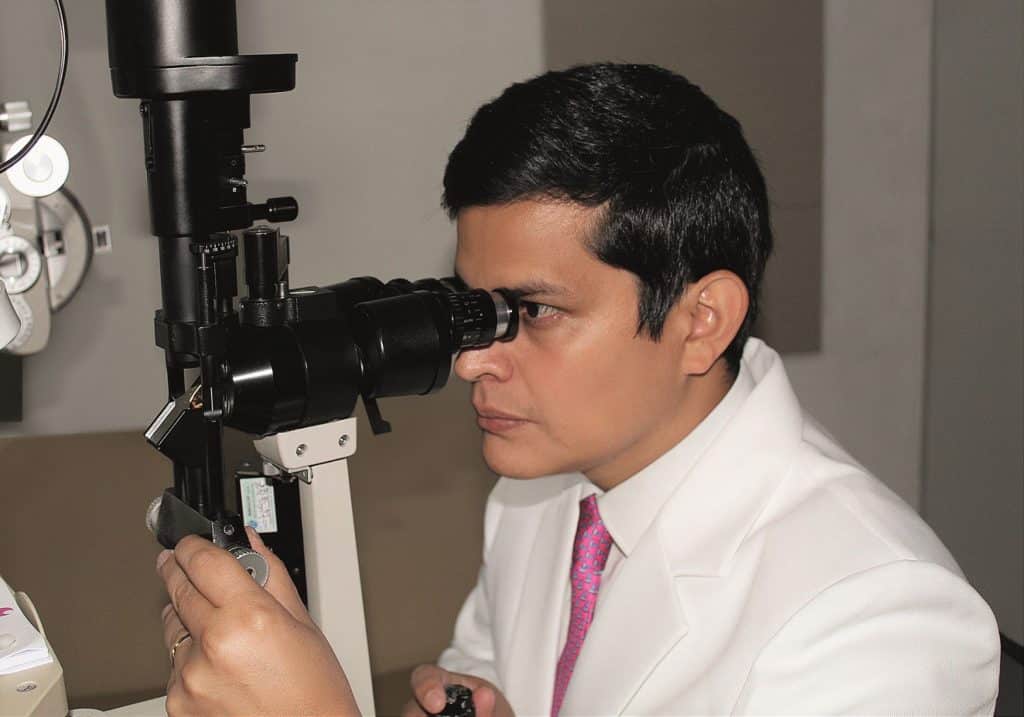 El oftalmólogo peruano que descubrió una nueva técnica de trasplante de córnea