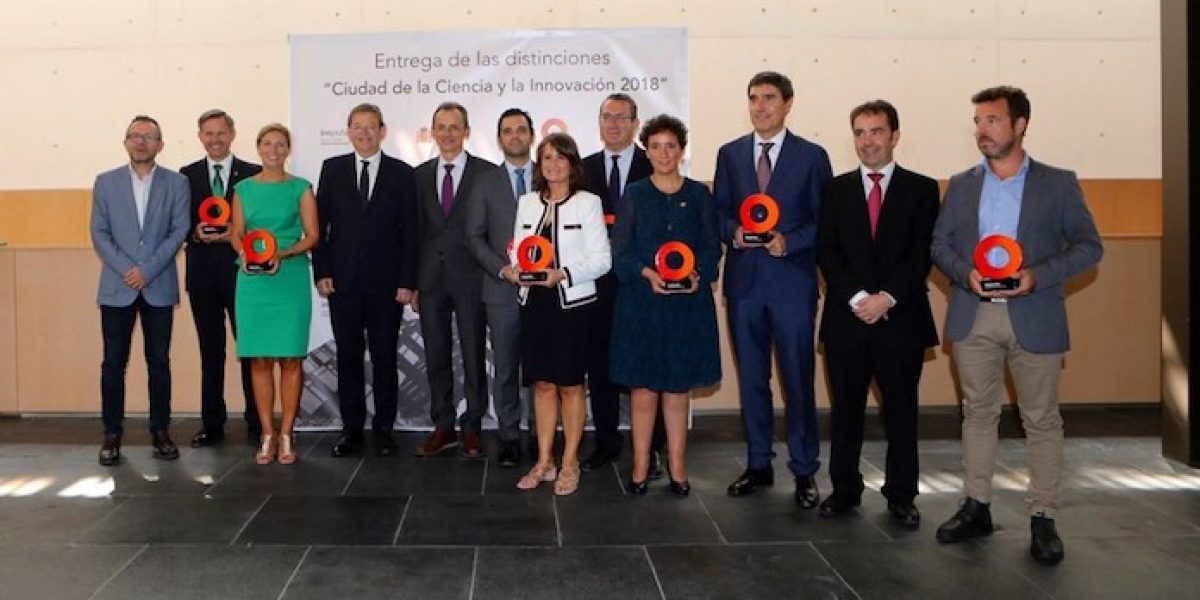 Duque y Puig junto a los representantes de las ocho nuevas Ciudades de la Ciencia y la Innovación