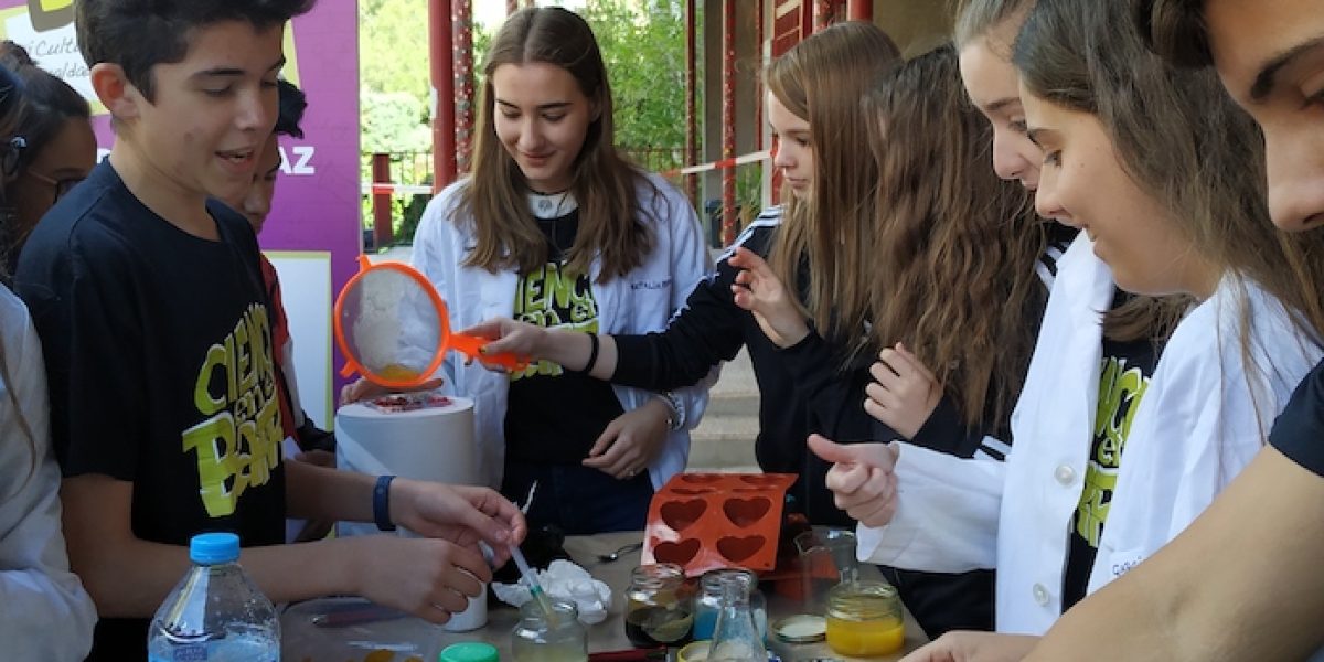 Uno de los talleres de la II Feria Ciencia en el Barrio, del CSIC