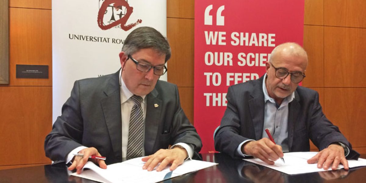 El rector de la Universidad Rovira i Virgili, Josep Antón Ferré Vidal, y el director general del IRTA, Josep M. Monfort i Bolívar, en el momento de la firma del convenio.