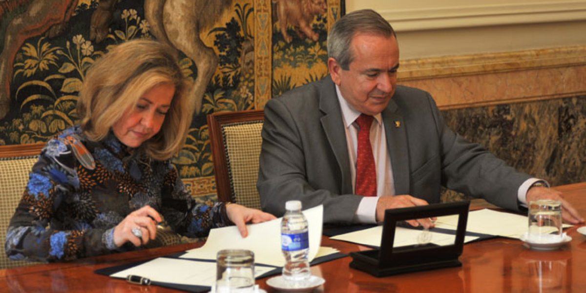 acuerdo de colaboración por el medio ambiente, La fiscal general del Estado, Consuelo Madrigal, y el presidente del CSIC, Emilio Lora-Tamayo.