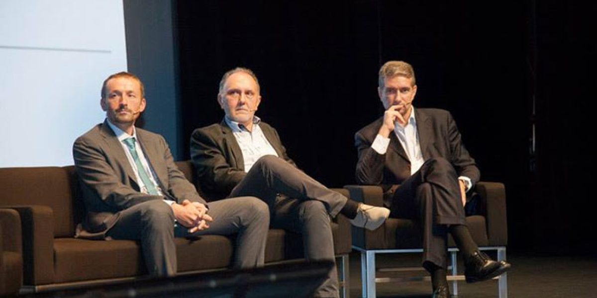 De izquierda a derecha, Enrique Iriarte (Acciona Energía), Roberto Martín (Bayer) y Miguel Ángel Turrado (HP), momentos antes de comenzar la mesa redonda en la segunda edición de Innovaction Week, en Pamplona.