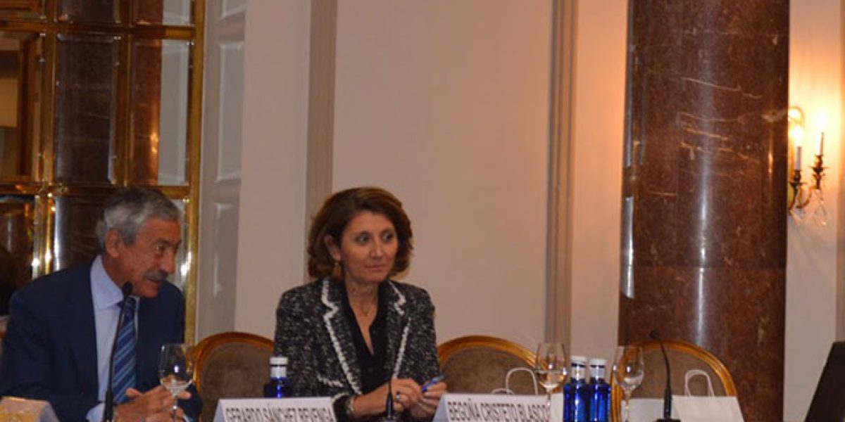 Gerardo Sánchez, presidente de AESMIDE, y Begoña Cristeto, Secretaria General de Industria y de la Pequeña y Mediana Empresa, durante el desarrollo del encuentro, ayudas públicas a la empresa