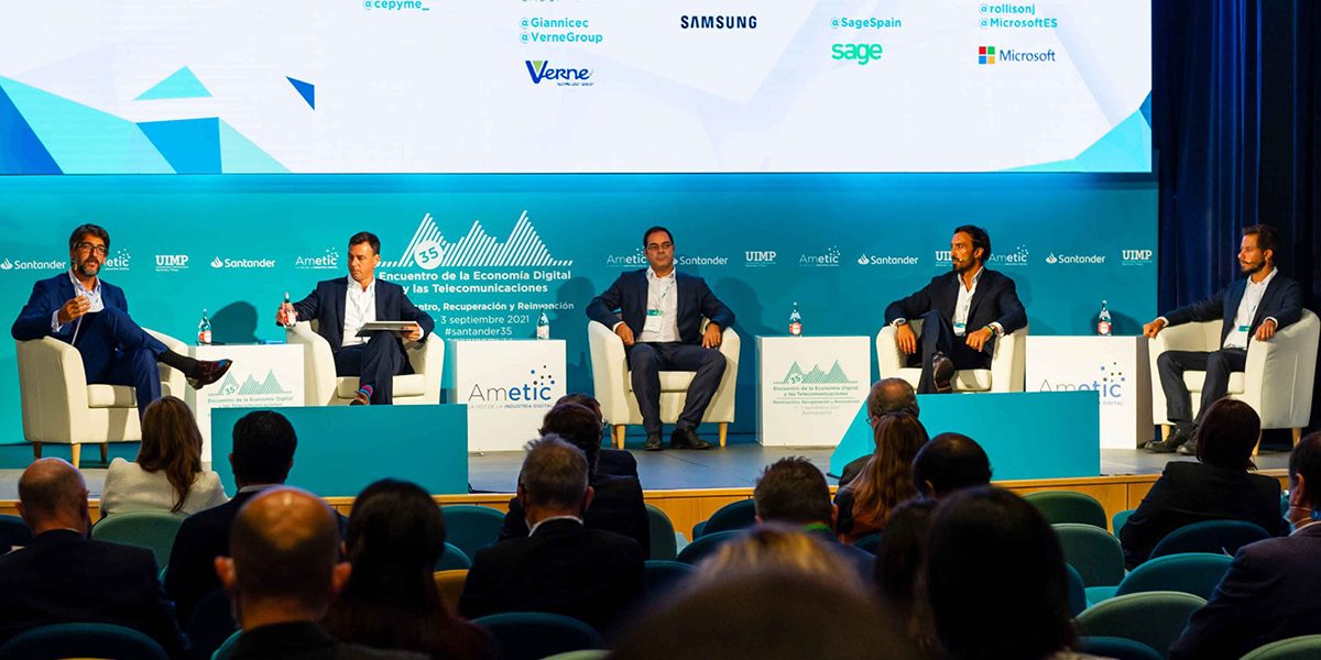 Mesa redonda sobre el plan de digitalización de las pymes, en el 35 Encuentro de la Economía Digital y las Telecomunicaciones celebrado en Santander.
