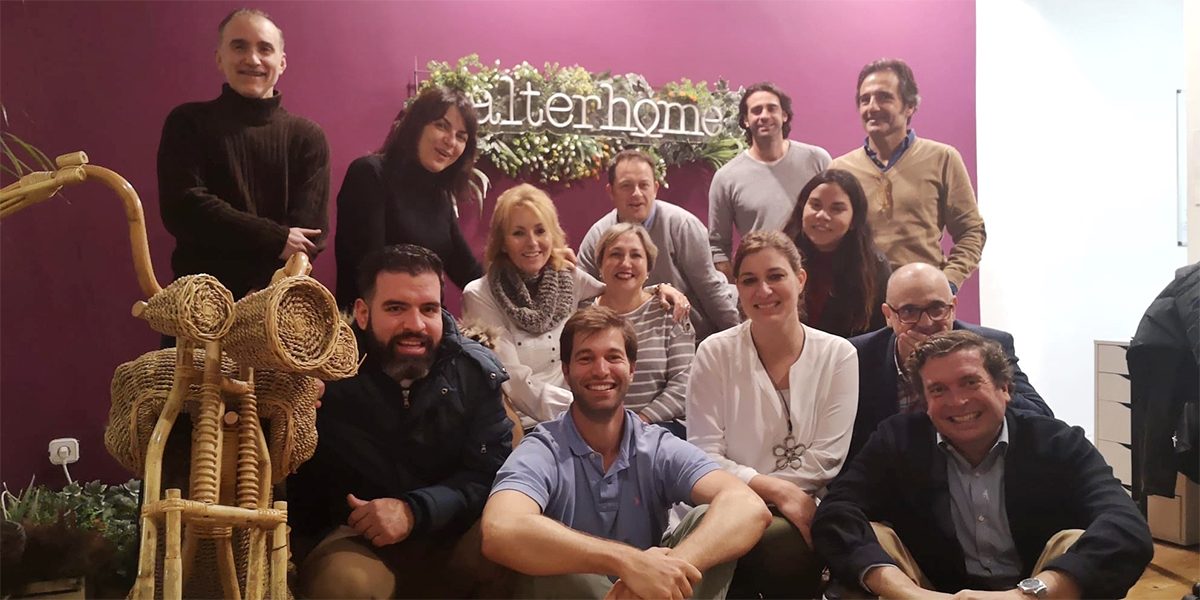 El equipo de Alterhome. En el centro, Chema González (camiseta azul) y a su izquierda, Patricia González (blusa blanca), cofundadores de la startup. (Imagen: Alterhome)