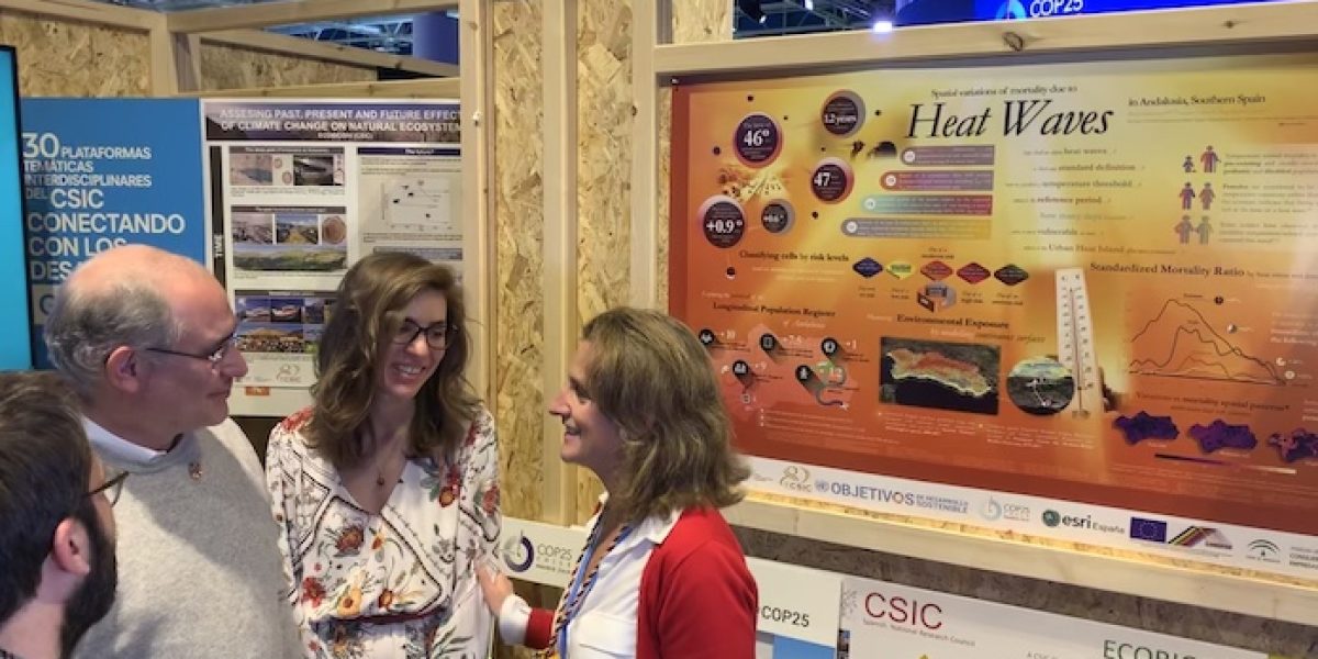 La ministra para la Transición Ecológica en funciones, Teresa Ribera, visita uno de los stand del CSIC.
