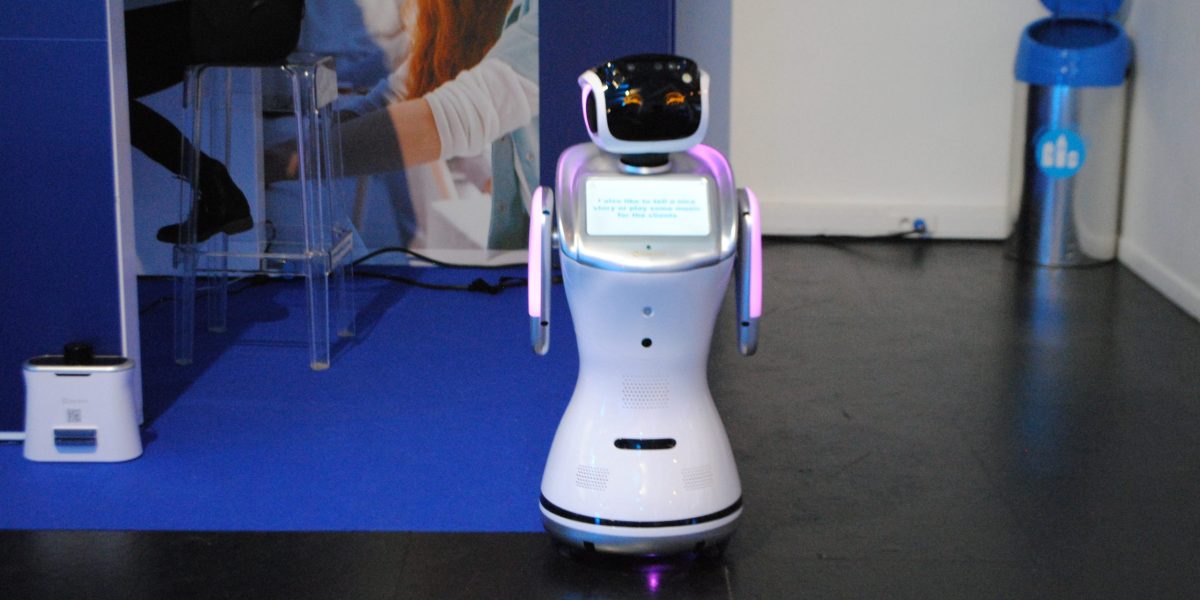 Sara, el robot asistente.