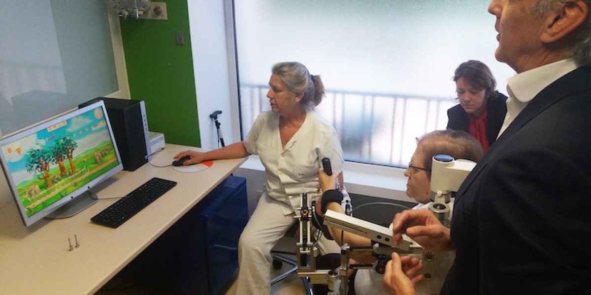El consejero de Sanidad de la Comunidad de Madrid ha visitado el Hospital de Guadarrama y ha conocido el funcionamiento del robot ‘Armeo Spring’