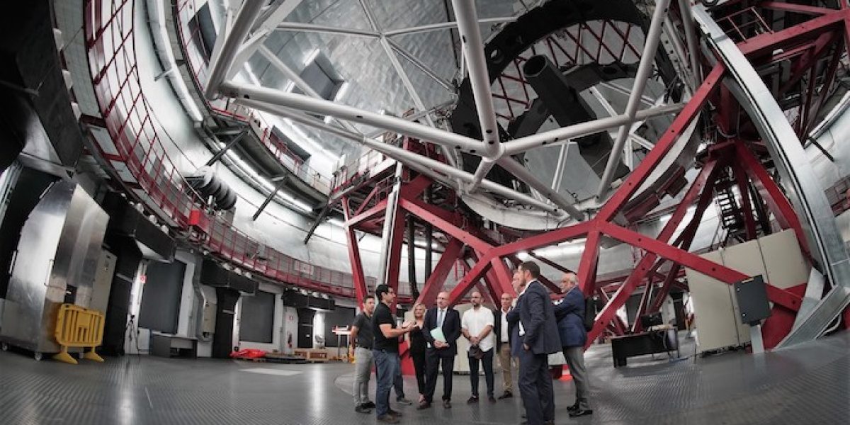 Representantes políticos de instituciones canarias visitan el Gran Telescopio Canarias (GTC) acompañados por personal del telescopio y el director del IAC. Crédito: Iván Jiménez (IAC)