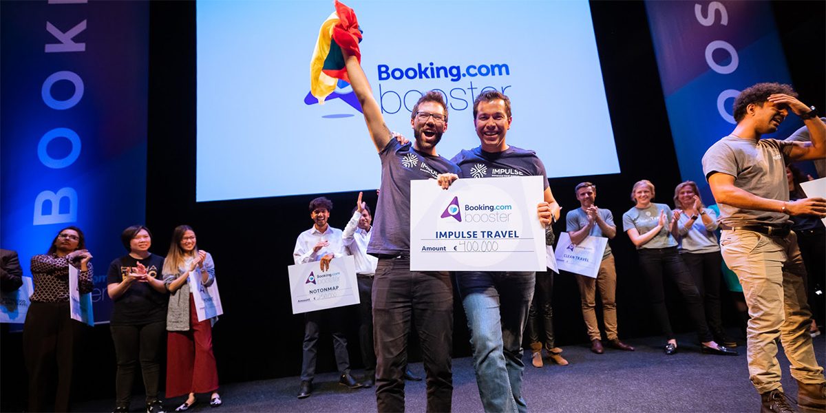 Los cofundadores de Impulse Travel Rodrigo Atuesta (izquierda) y Camilo Martínez (derecha) tras ganar en el programa Booster Booking en 2019. (Autor: Impulse Travel)