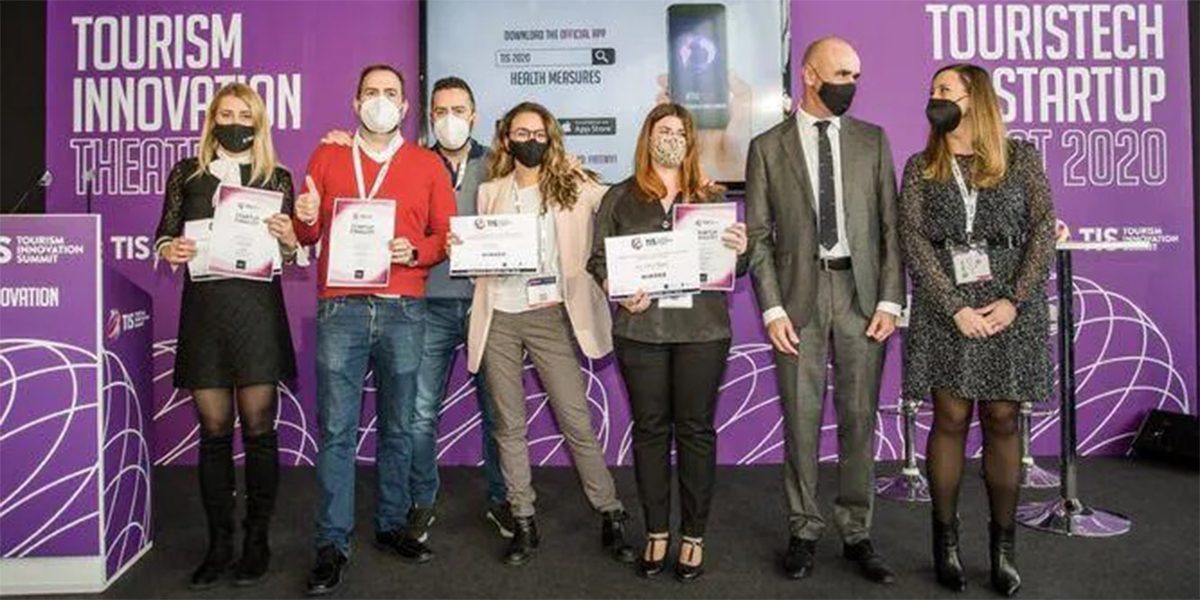Los cofundadores de MOGU Héctor García (jersey rojo), Andrés García y Sara Hernández durante el Tourism Innovation Summit.