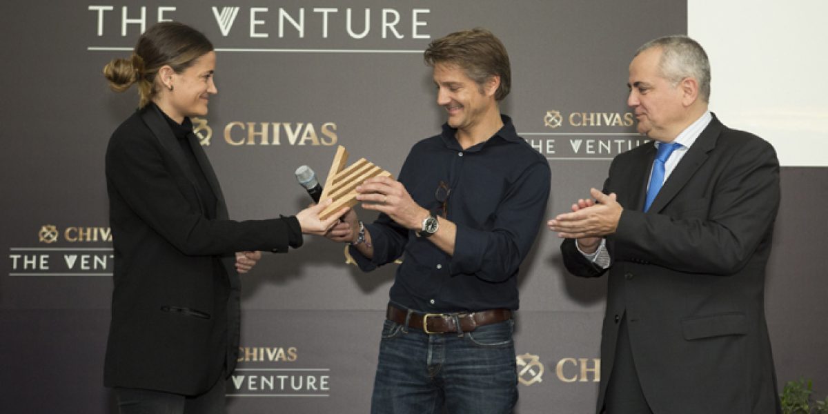 François van den Abeele (Sea2See) recibe el premio al ganador de la segunda edición de Chivas The Venture (Imagen: Clara Bellés / The Venture Spain).
