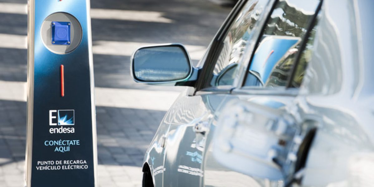 Coche eléctrico Endesa en un punto de carga