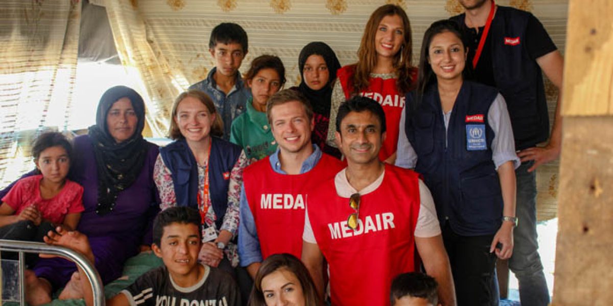 Equipo de Qlik y Medair en uno de los asentamientos libaneses. Imagen: Qlik.