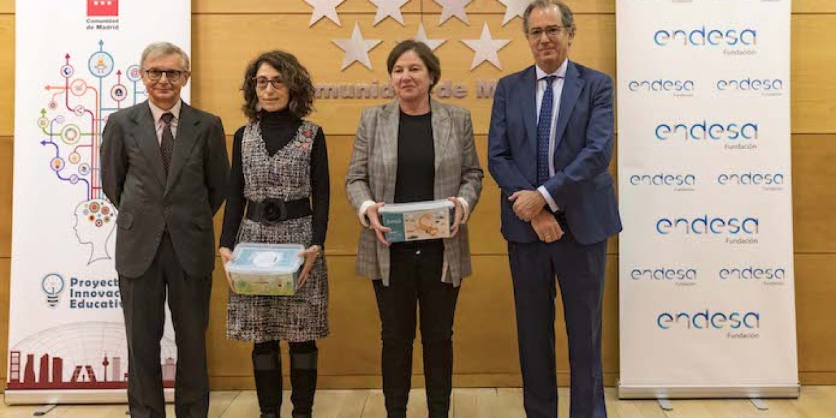 Enrique Ossorio y Carlos Gómez-Múgica entregan material tecnológico a directores de los colegios participantes en el programa RetoTech