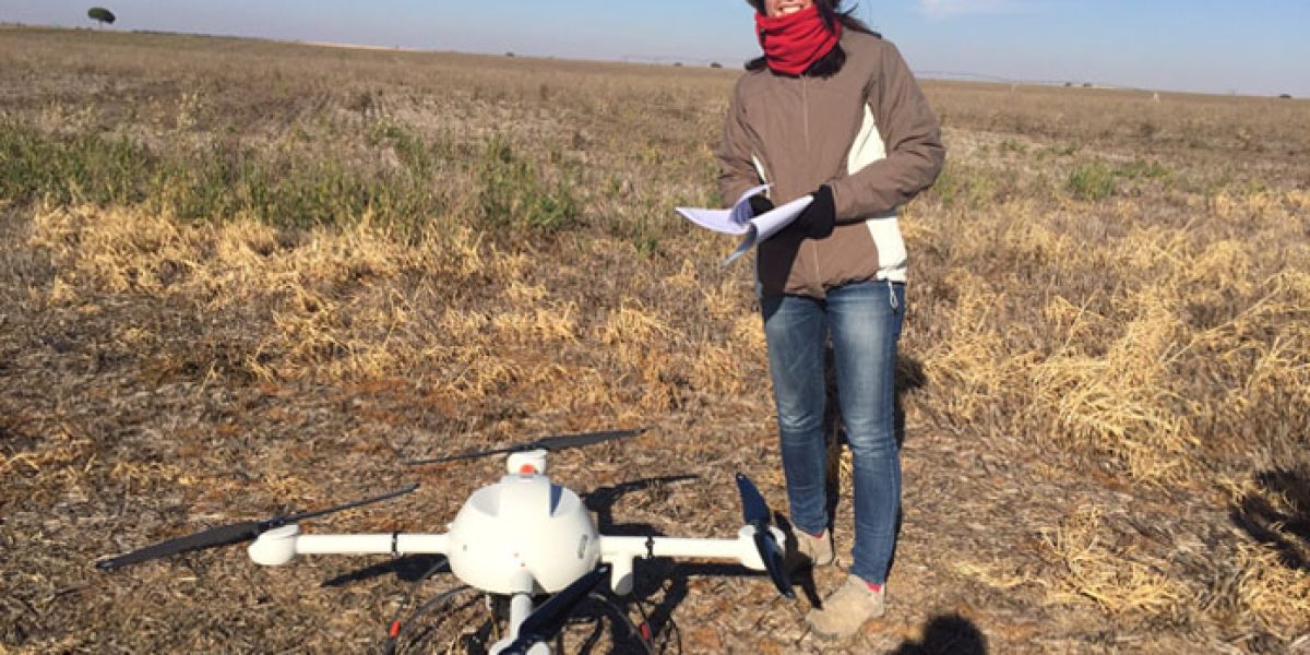 Rocío Ballesteros con dron campo