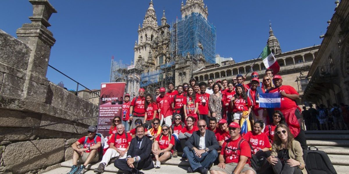 Los participantes en la pasada edición, a su llegada a la catedral de Santiago de Compostela