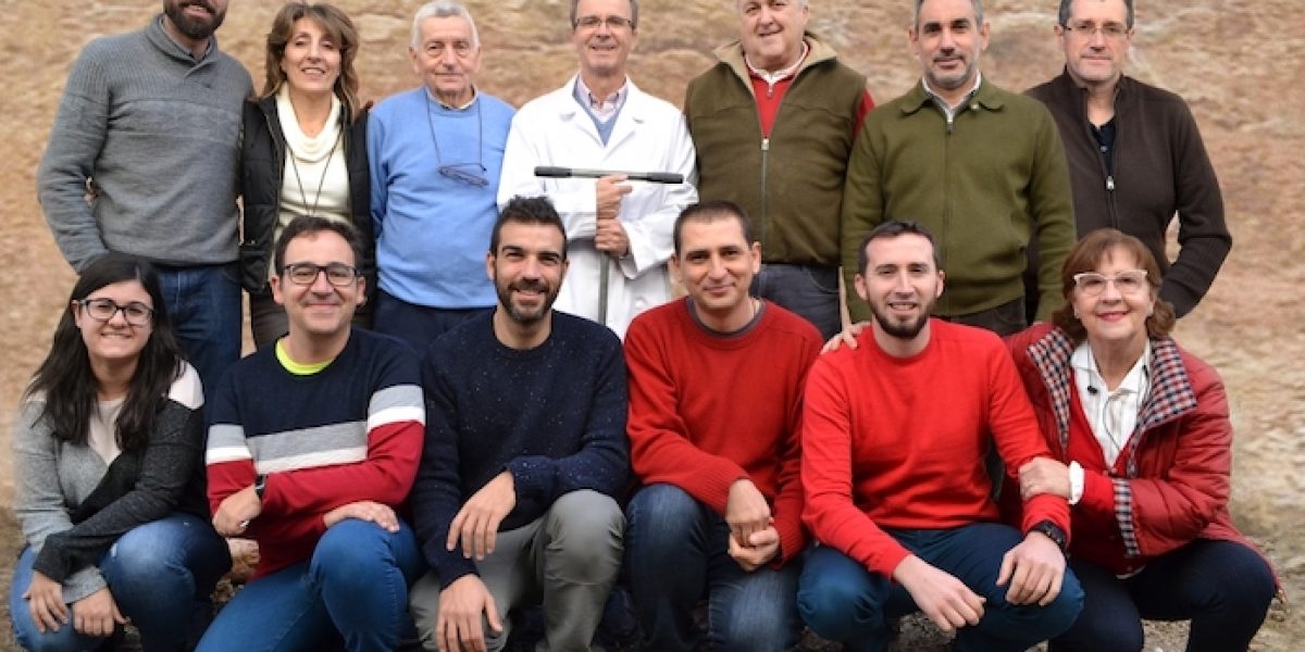 El equipo investigador junto con el autor principal del artículo, el profesor Vidal Barrón.