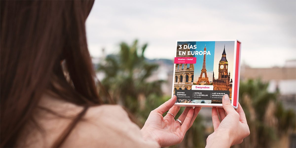 Una usuaria de Waynabox recibe una tarjeta con su desrino sorpresa. (Imagen: Waynabox)