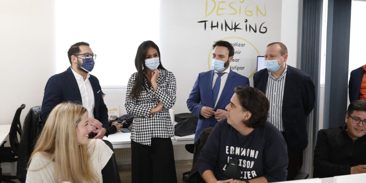 Un momento de la inauguración de Puerta Innovación con representantes públicos y startups. (Imagen: Ayuntamiento de Madrid).