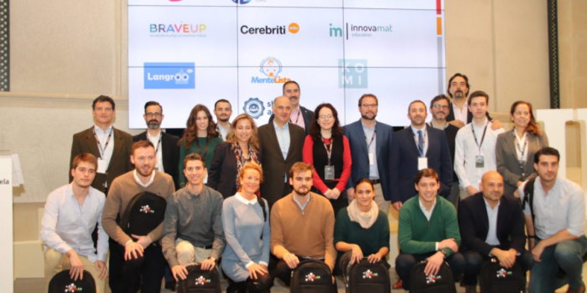 Las startups seleccionadas, con el jurado (detrás)